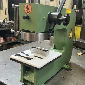 Presse ALM de laboratoire pour emportes pièces